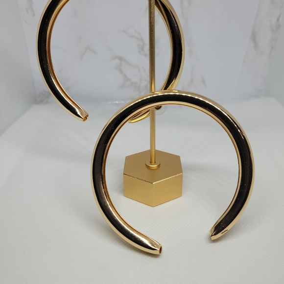 "Arch your back" earrings - Picture 5 of 5